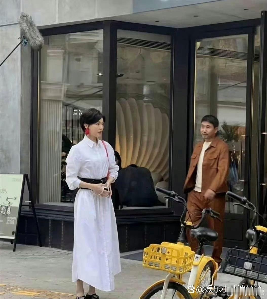 唐嫣这是戴的假发吧，看着有些不自然。 