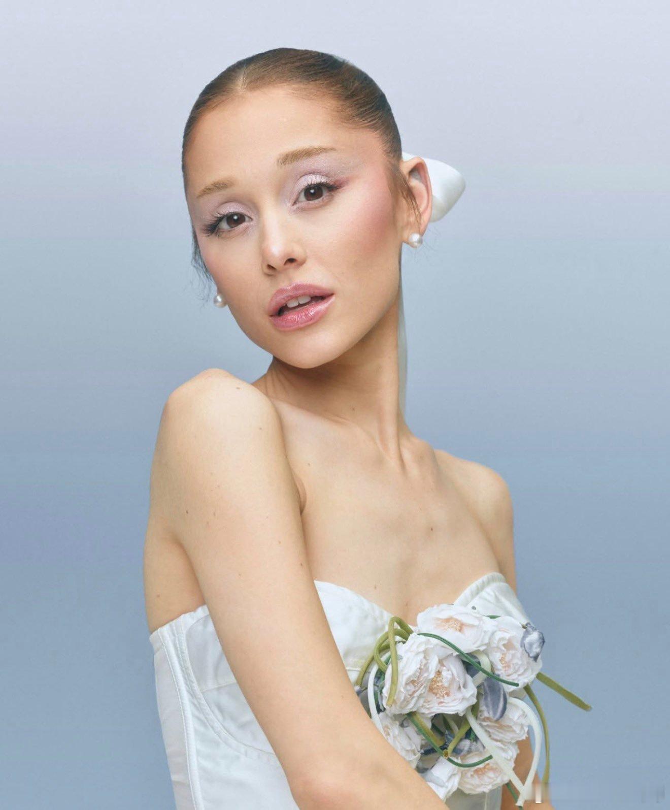 Ariana Grande为个人美妆品牌r.e.m. beauty拍摄全新仙气写