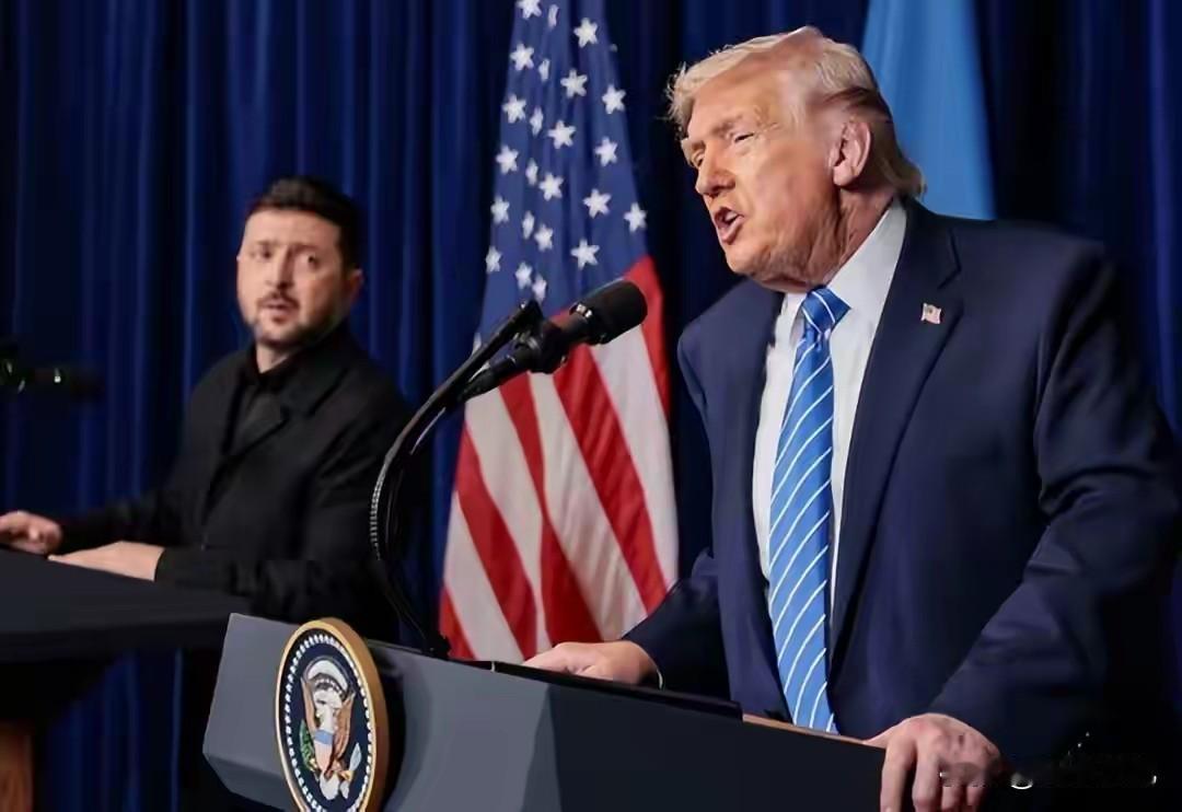 海湖庄园记者会
特朗普当众夸赞普京
让泽连斯基一脸无奈
特朗普一开场就提到与普京