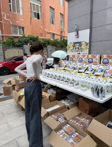 林一主打一个默默请客实拍现场堆满一箱箱零食饮料，林一悄悄给三个剧组送上暖心补给。