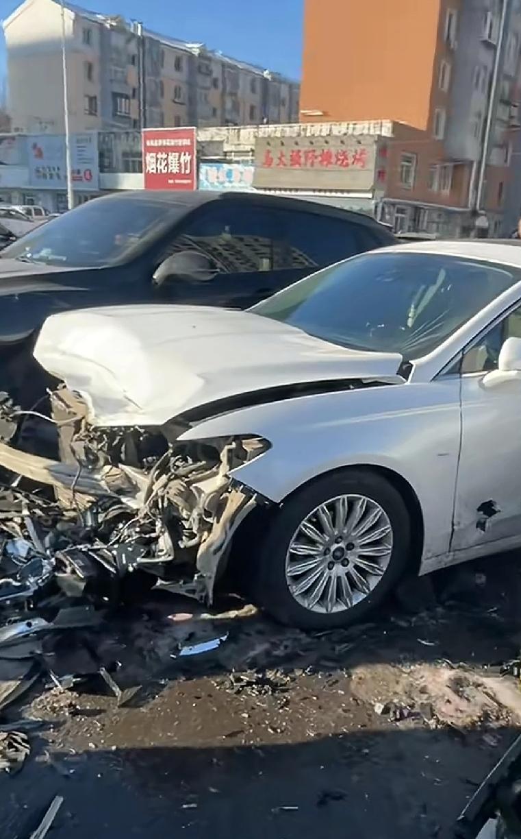 事出反常必有妖！1月22日，有多位网友发布视频称，辽宁铁岭一停车场有多车被撞，肇