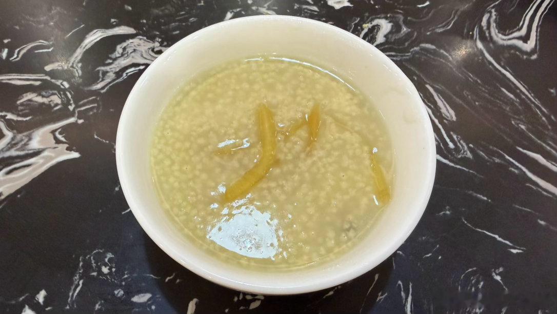 坏了，已经是老头了么？早上啥都不想吃，唯独喜欢一碗米粥加几条咸菜～啊！表崩我啊！