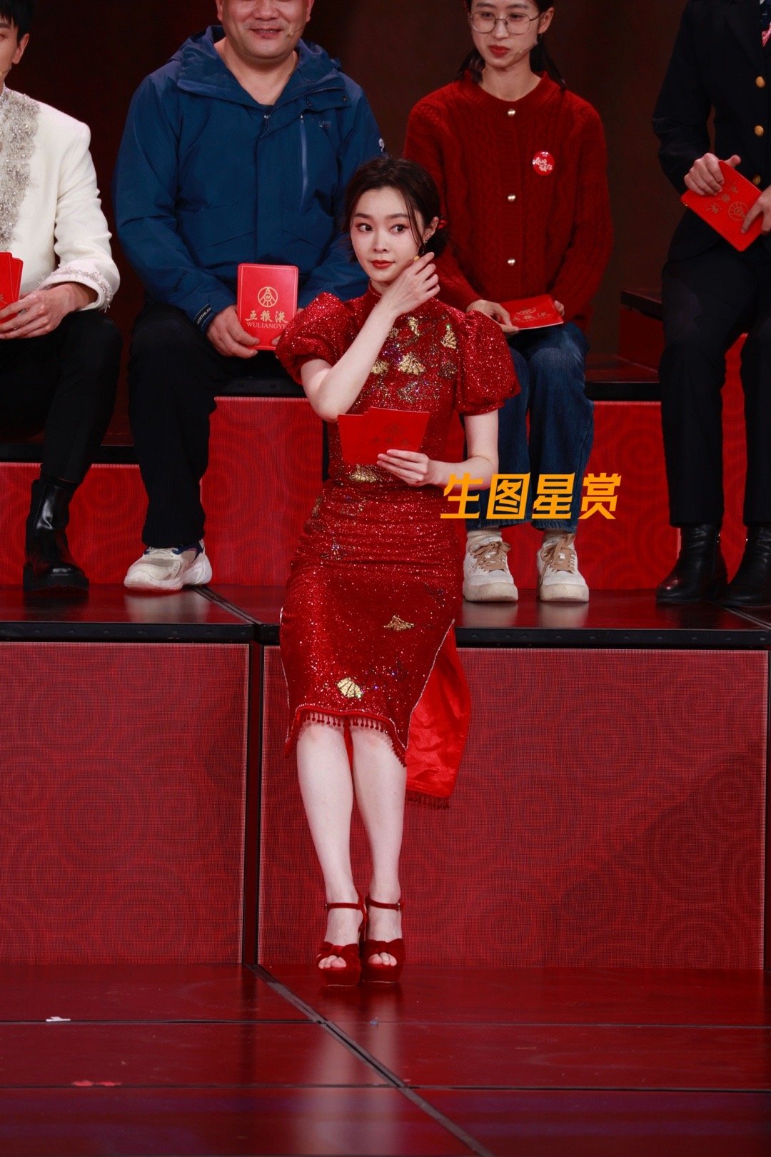 宋轶龙年央视春晚另一机位生图，红色旗袍配红鞋传递东方文化之美[拜年][送福]🧧