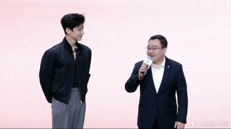 白敬亭现身北京车展问界展台 24日上午，白敬亭亮相北京车展展台，全程解锁多重精彩