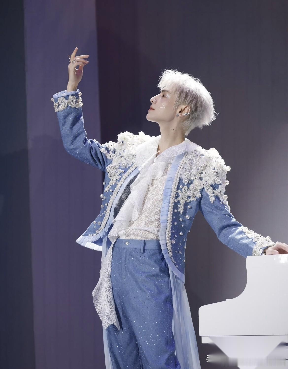 说实话， 看了罗云熙的演唱会过后， 他以后演不演戏并不重要了，因为这次演唱会把罗