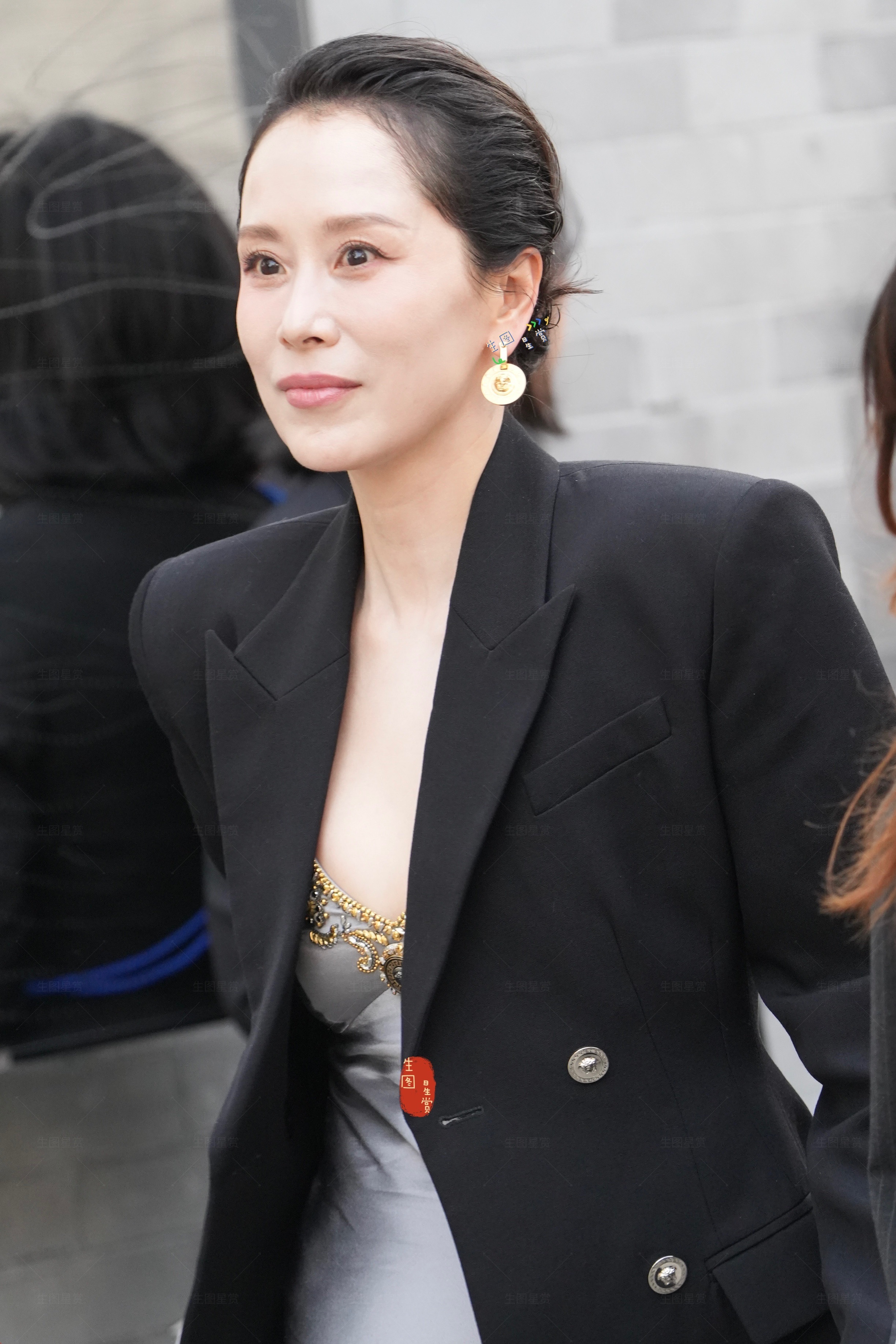 海清范思哲上班出图48岁成熟韵味来的