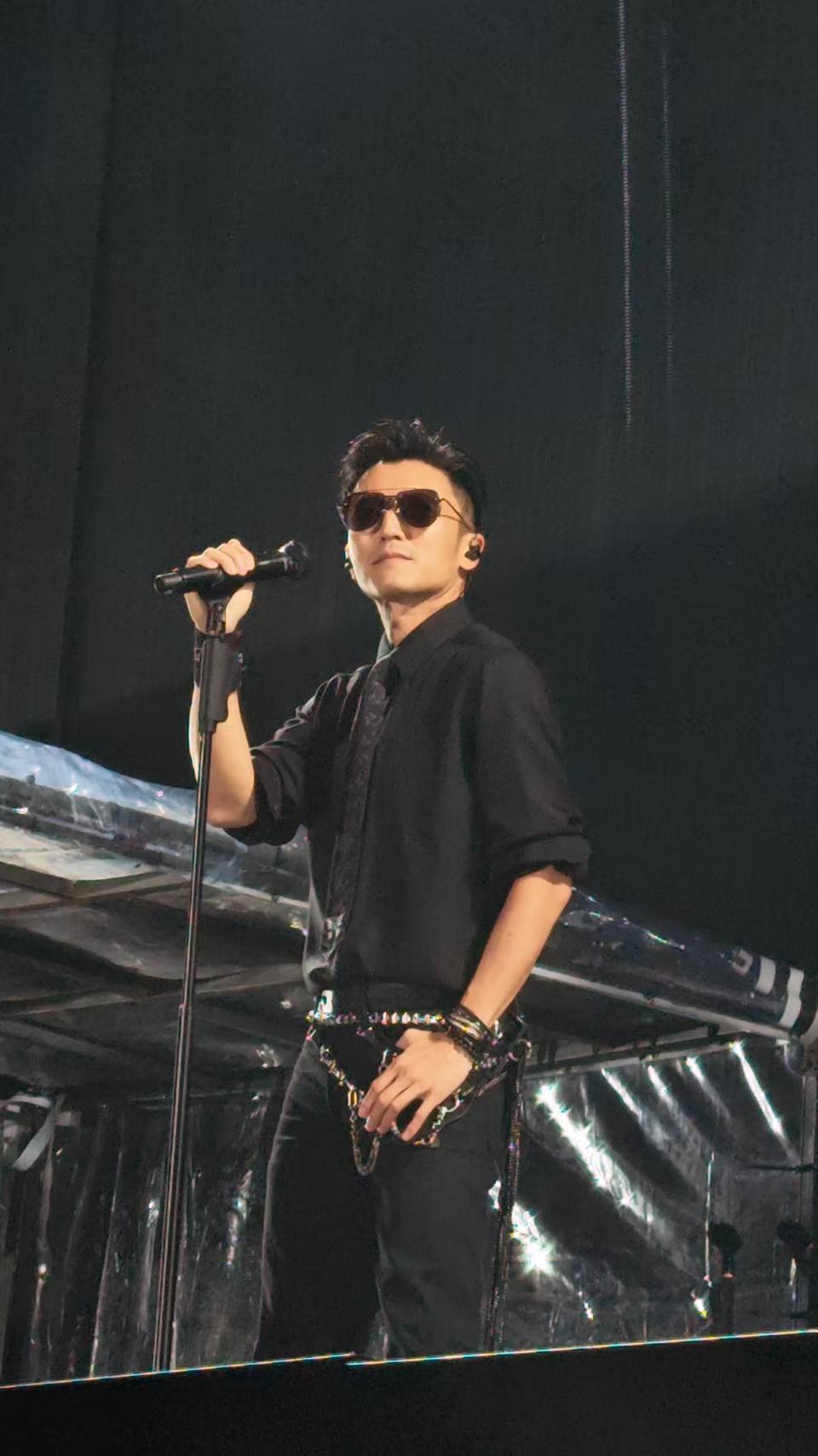 谢霆锋表演必须继续下去谢霆锋 这就是进化的真正意义 青岛演唱会如约开唱，坚守舞台