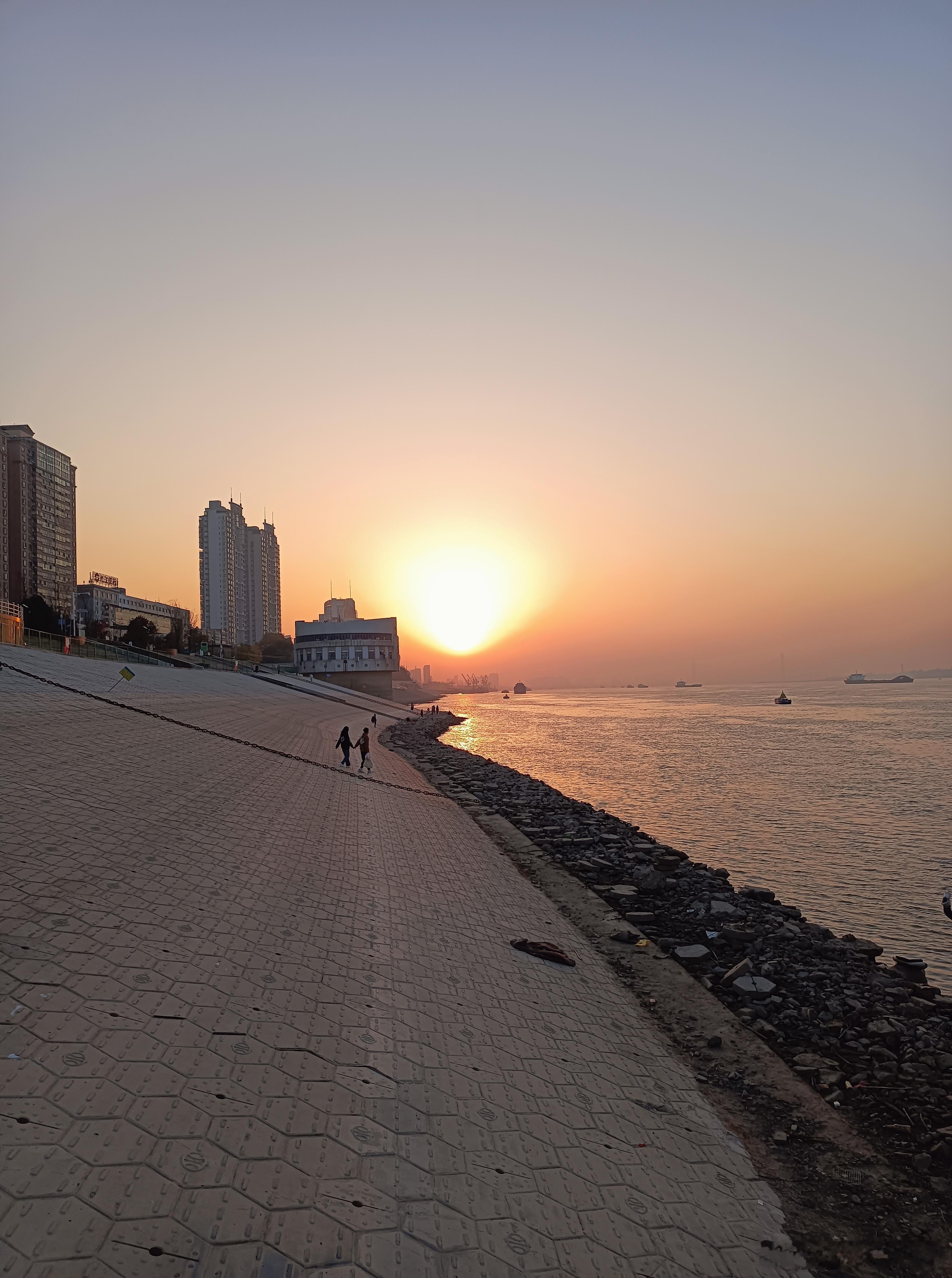 打卡江西九江浔阳区双拥广场，来九江不去看一场江边日落，那就等于白来。这个地方是观