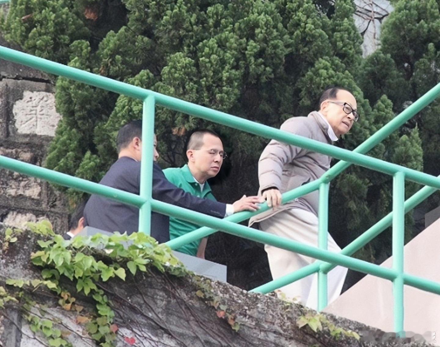 李泽楷陪90岁父亲李嘉诚散步！ ​​​