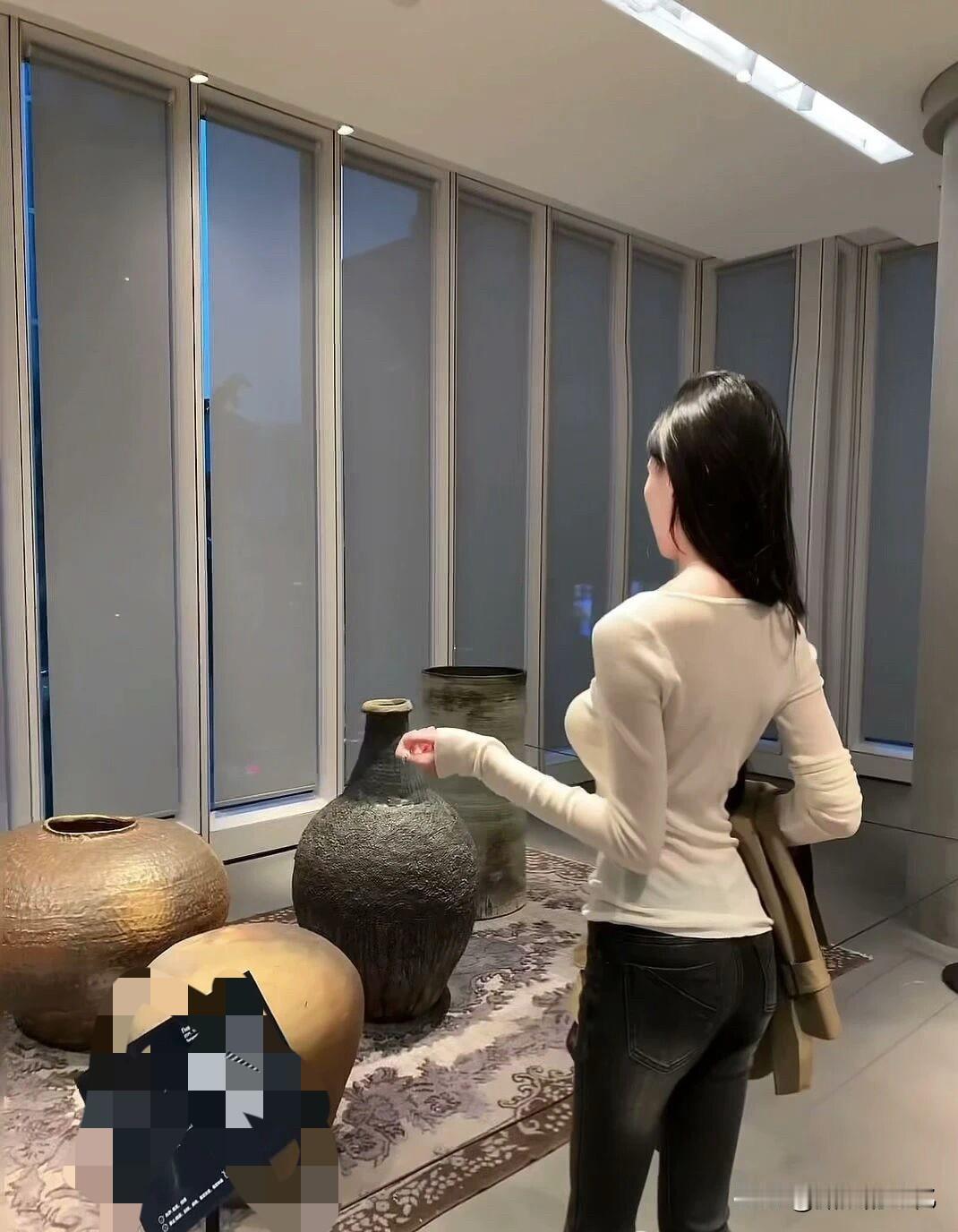 救命！紧身牛仔裤一上身，直接自带“姐就是氛围”滤镜，谁穿谁懂！[比心][比心][