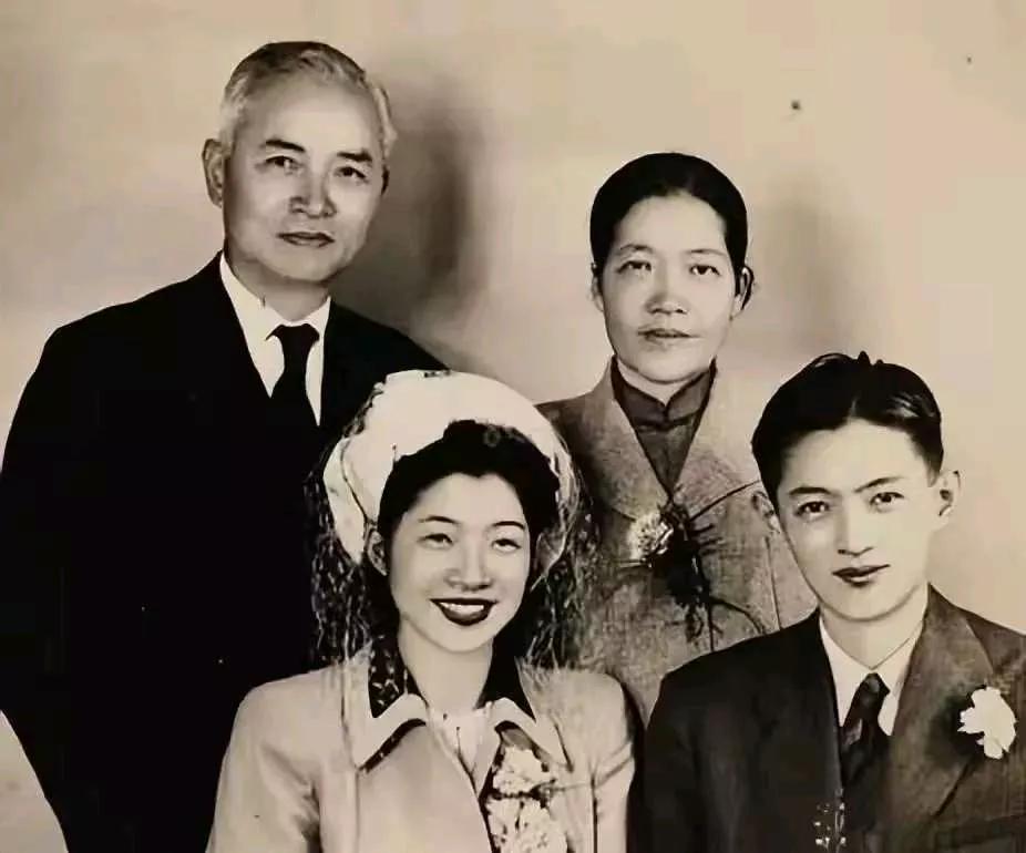 1949 年 8 月，拥有神仙颜值的一家四口，在英国拍摄了这张珍贵的合影。​
他