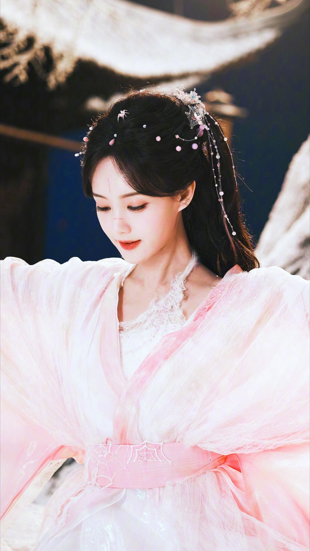 #李一桐蜘蛛精好美的状态啊# 李一桐新剧状态真的简直不要太好！！粉白粉白的小蜘蛛