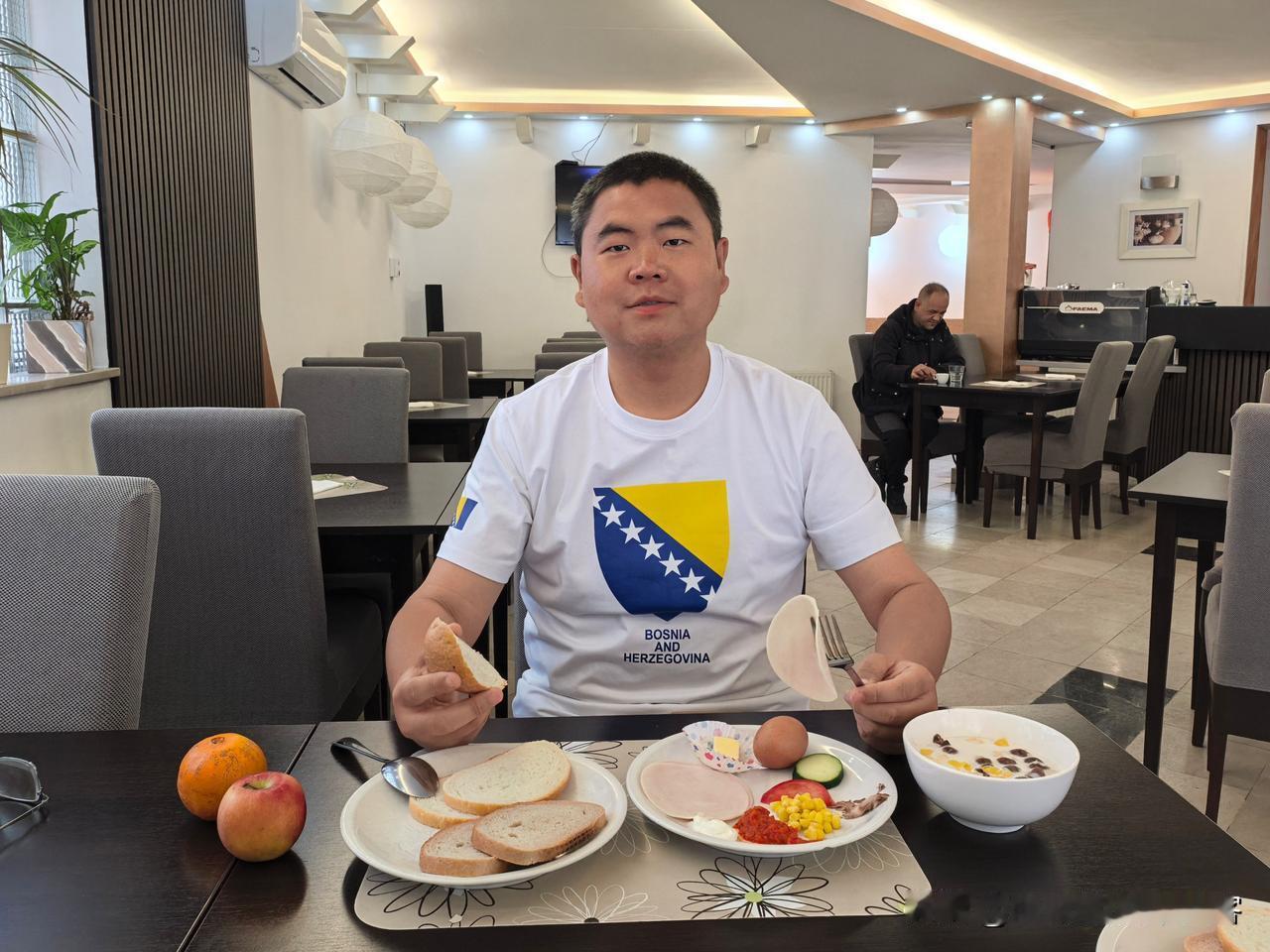 我来到波黑的第二天：清晨，在酒店里，吃完早餐，再回房休息一会儿。这里的博物馆上午