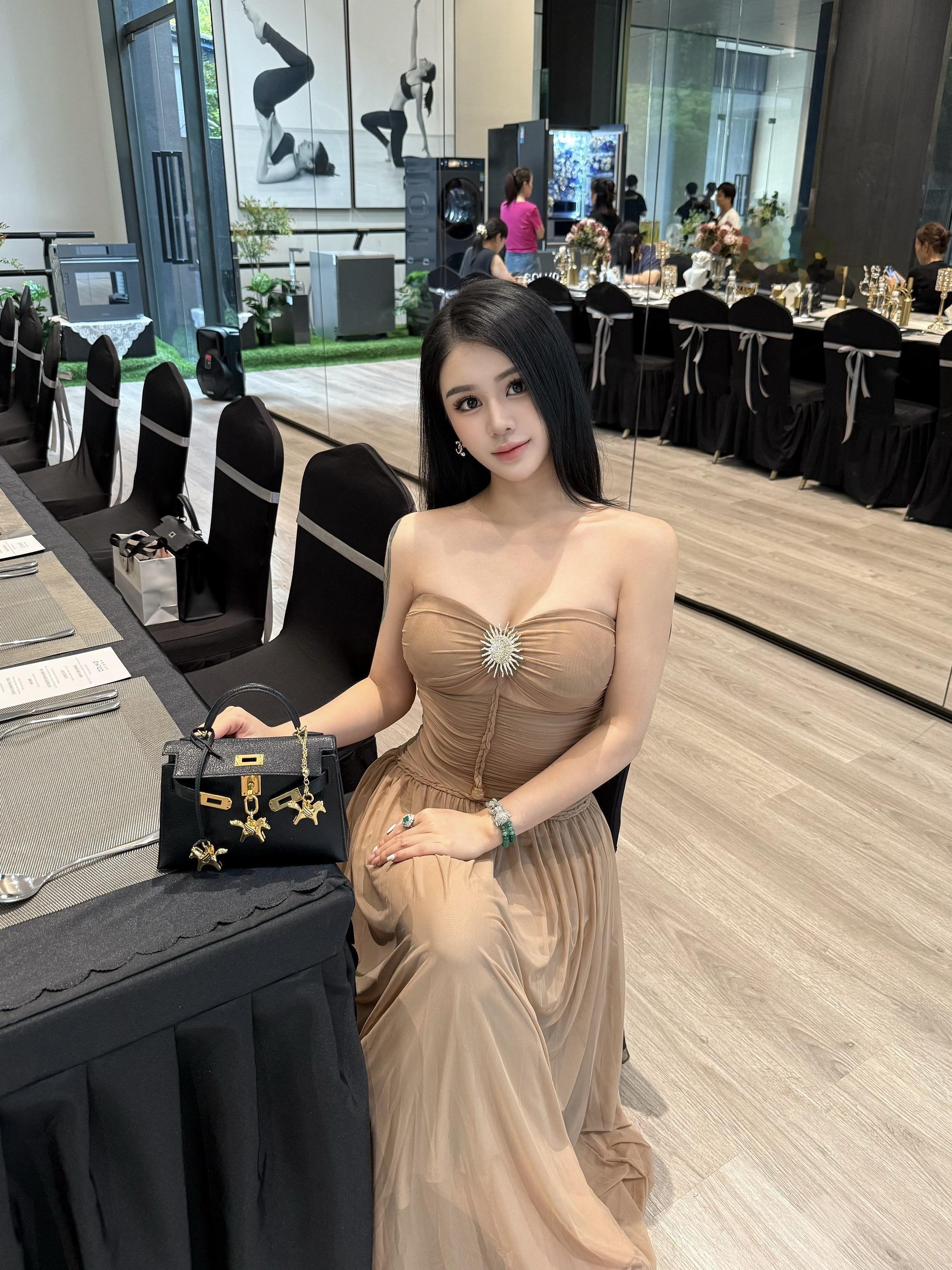 今天是温柔姐姐。