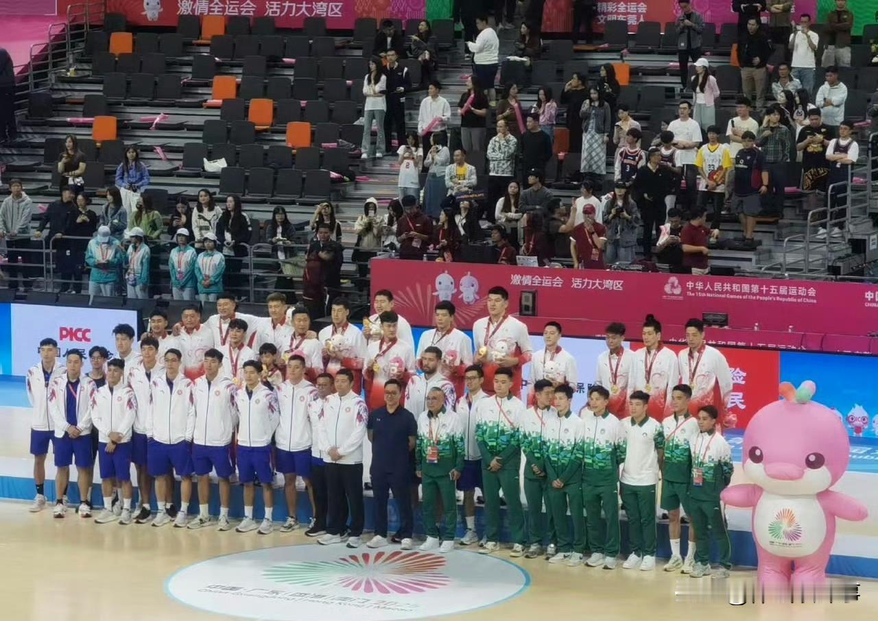 广东男篮走到哪都是体面！昨晚全运会决赛现场，香港队和澳门队都来到现场看完比赛了，