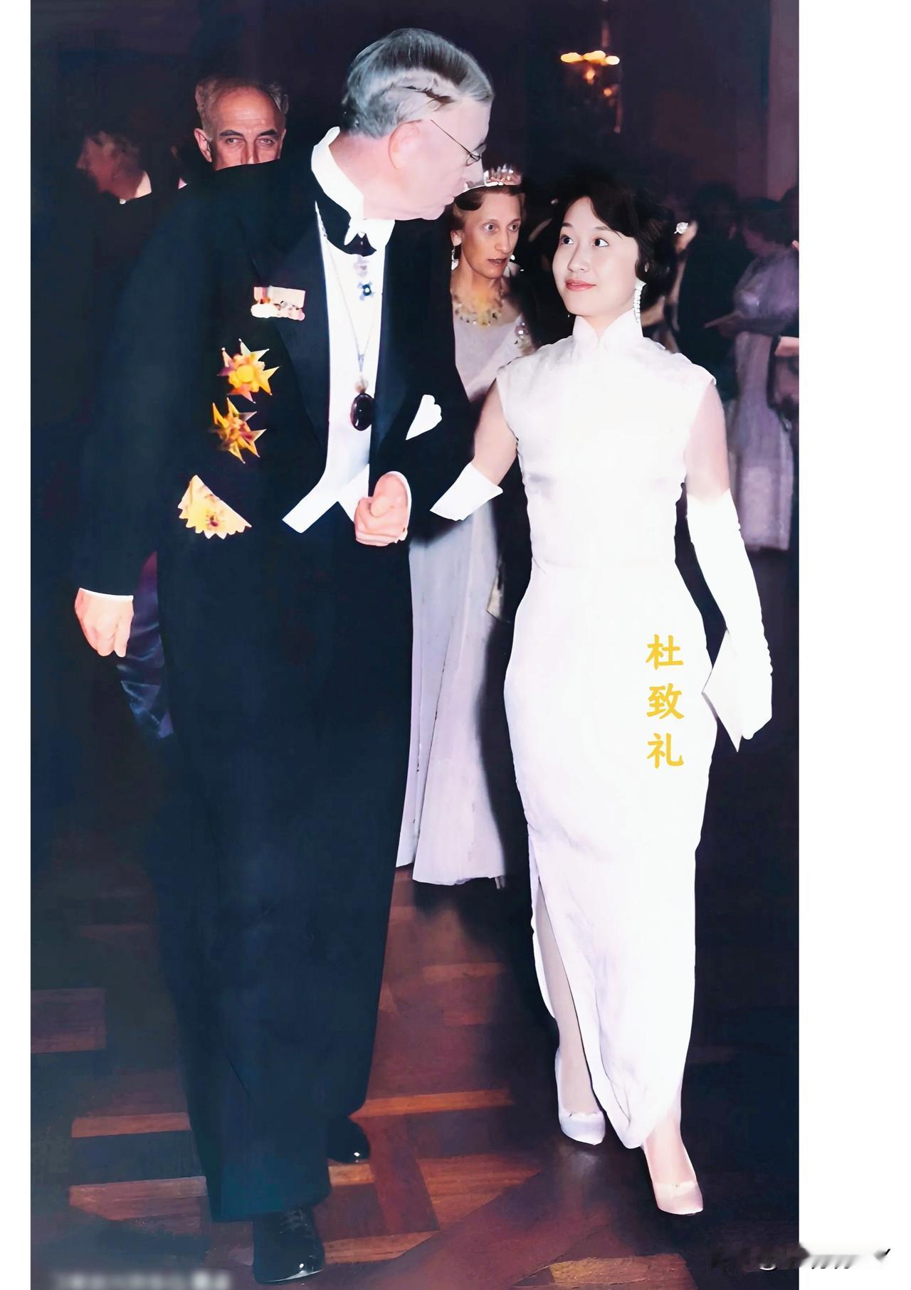 这才是1957年杨振宁获得诺贝尔物理学奖时他的夫人杜致礼在瑞典国王古斯塔夫六世的