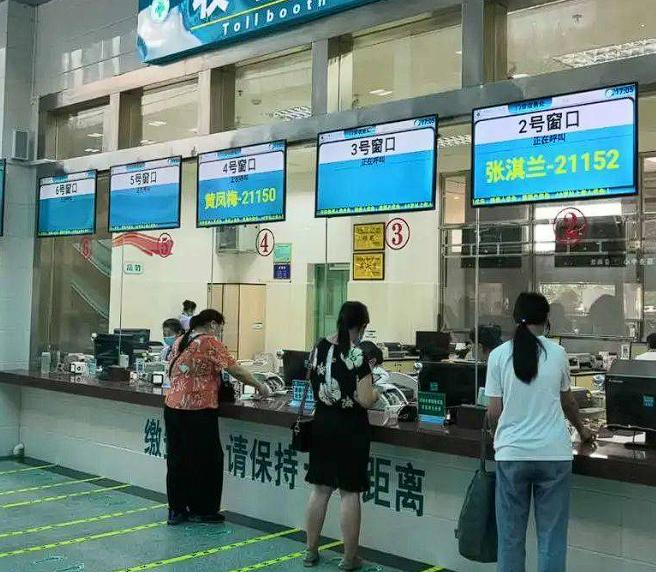 泪目！这天年近八旬的章奶奶步履蹒跚地走进无锡一家医院，她径直来到住院处收费窗口，