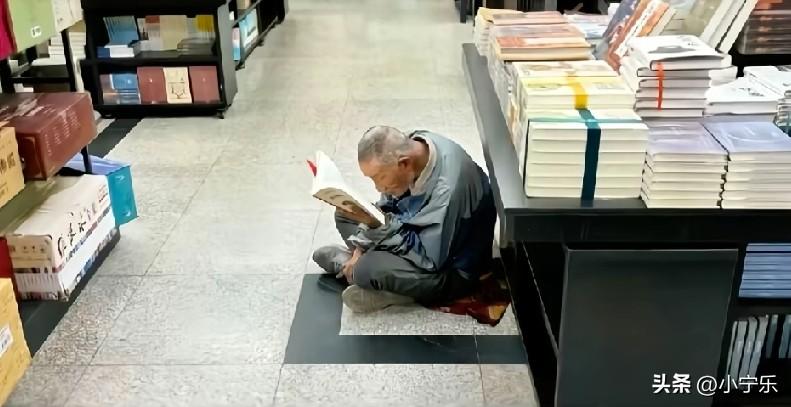 近日，有市民投诉杭州图书馆里有流浪汉，市民表示接受不了，杭州图书馆的回应震撼人心