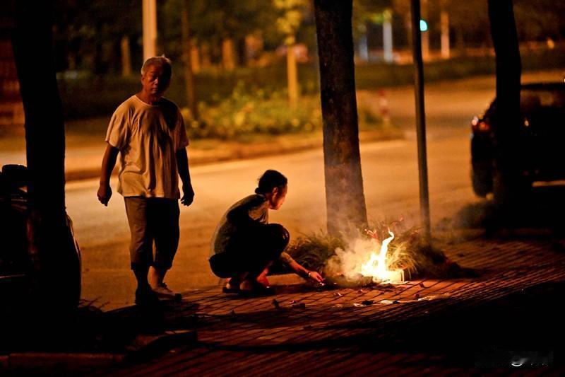 给过世的人烧纸，

算不算一种文化陋习呢？

一提到给过世的人烧纸，争议总能吵起