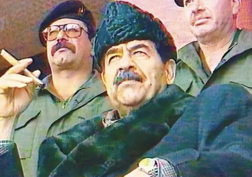 手拿雪茄的萨达姆有些霸气。
小时候的他，眼睛很大。
他的长相像他的妈妈。
他调情