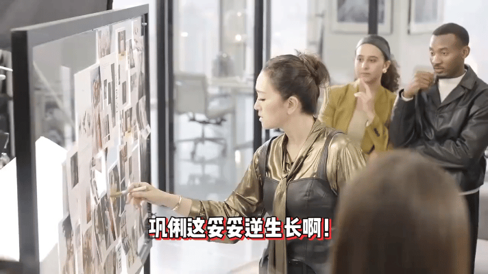 立冬过后，北京北海公园飘起了小雨，有网友偶然邂逅了巩俐。她身着一袭黑衣，手持透明