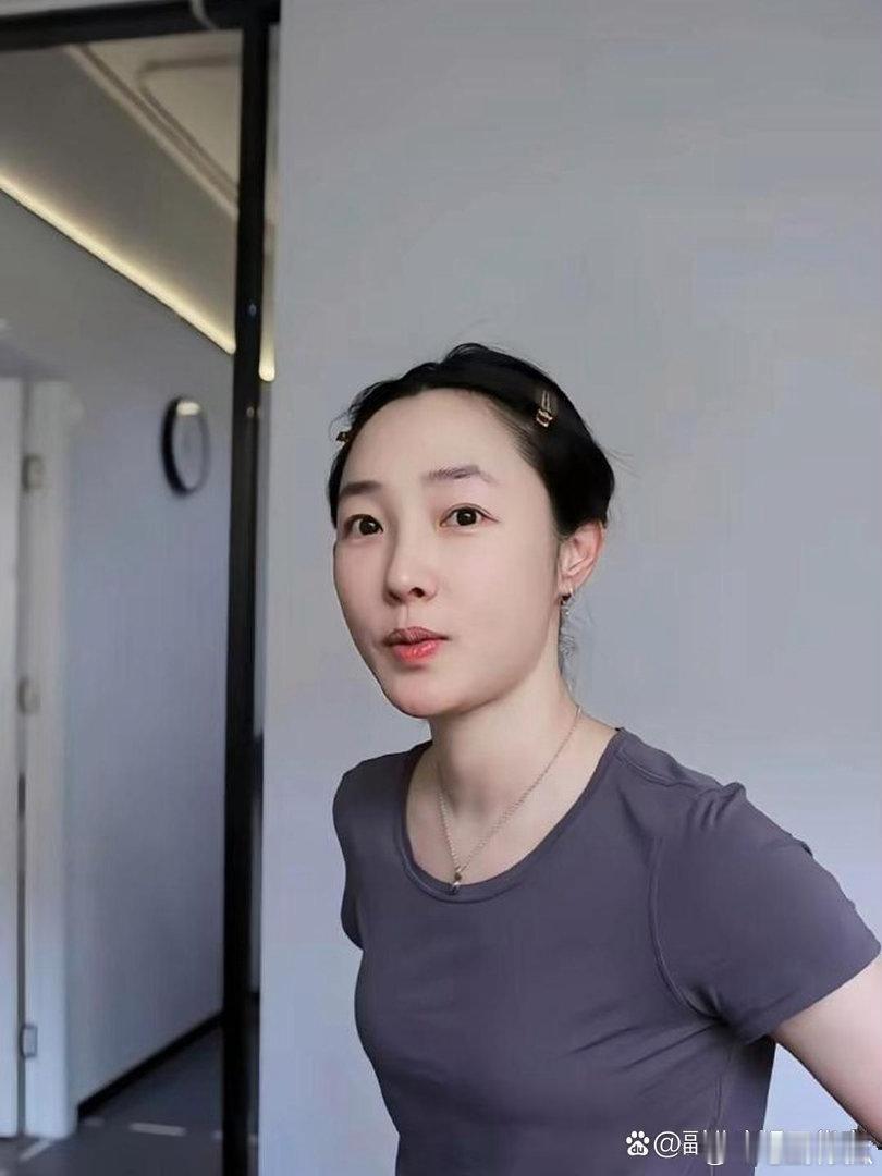 白百何现在表情一点不假，特别自然，真实感直接拉满！ 