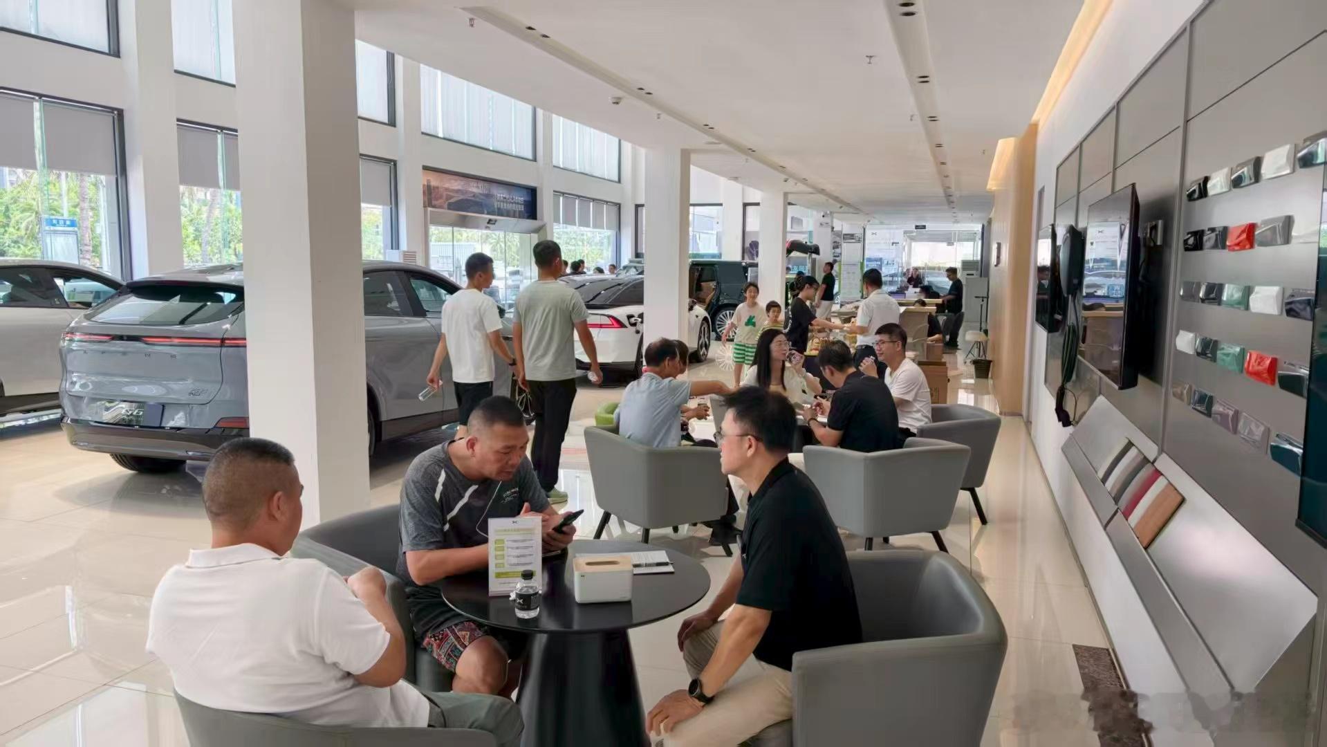 小鹏GX上市后首个周末，小鹏门店被挤爆了，试驾车从早跑到晚，展车旁边也围着三四组