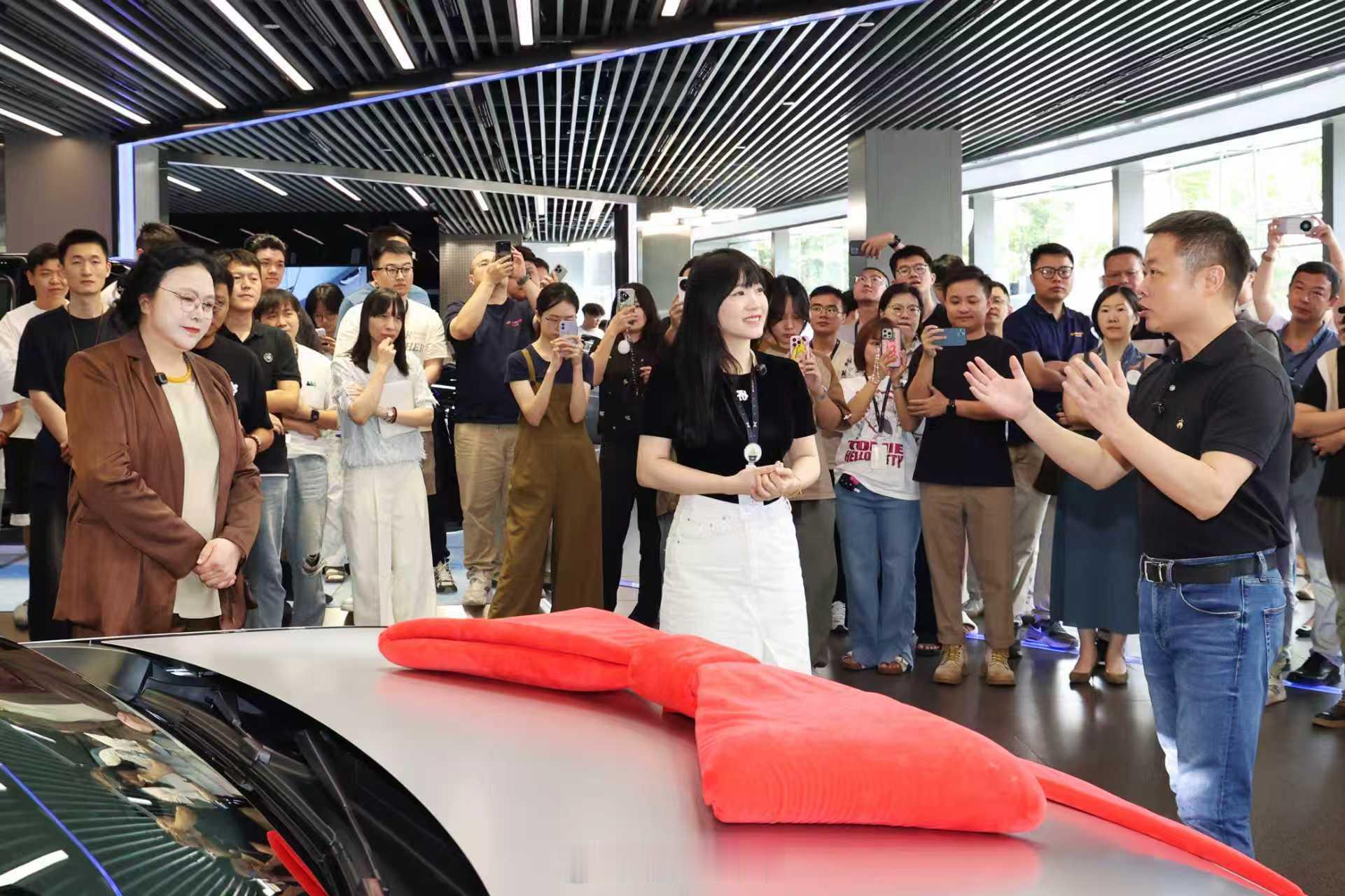 王凤英给何小鹏交付新P7全新小鹏P7首批车主火热提车笑死……王凤英给何小鹏交车。