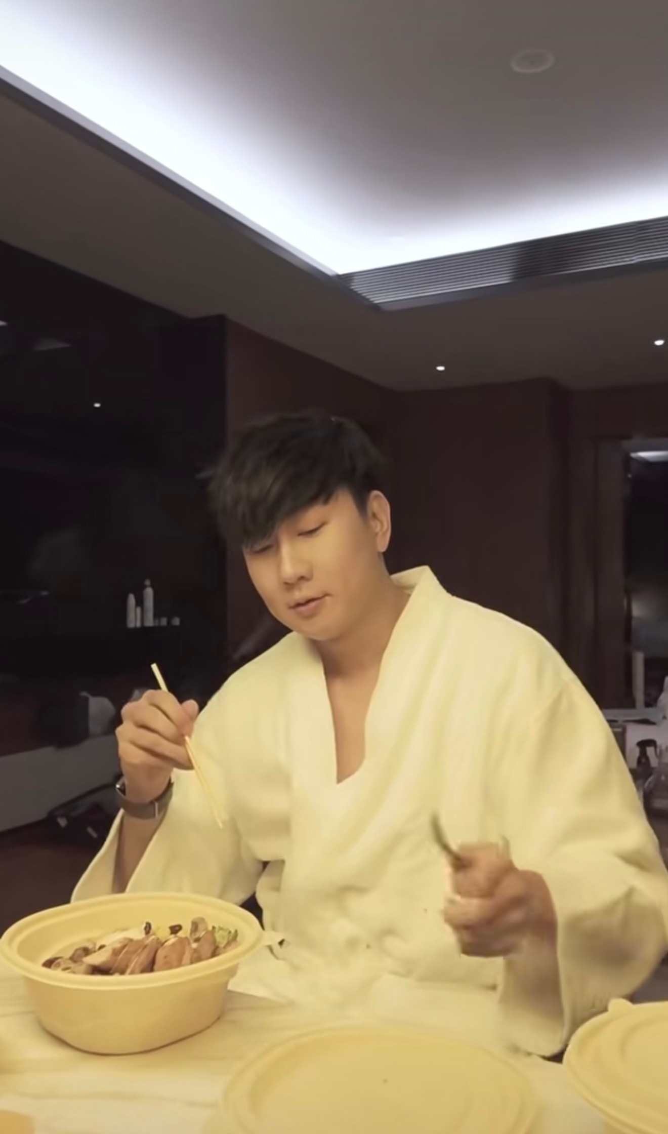 我还没看完呢[抱抱][摊手] ​​​