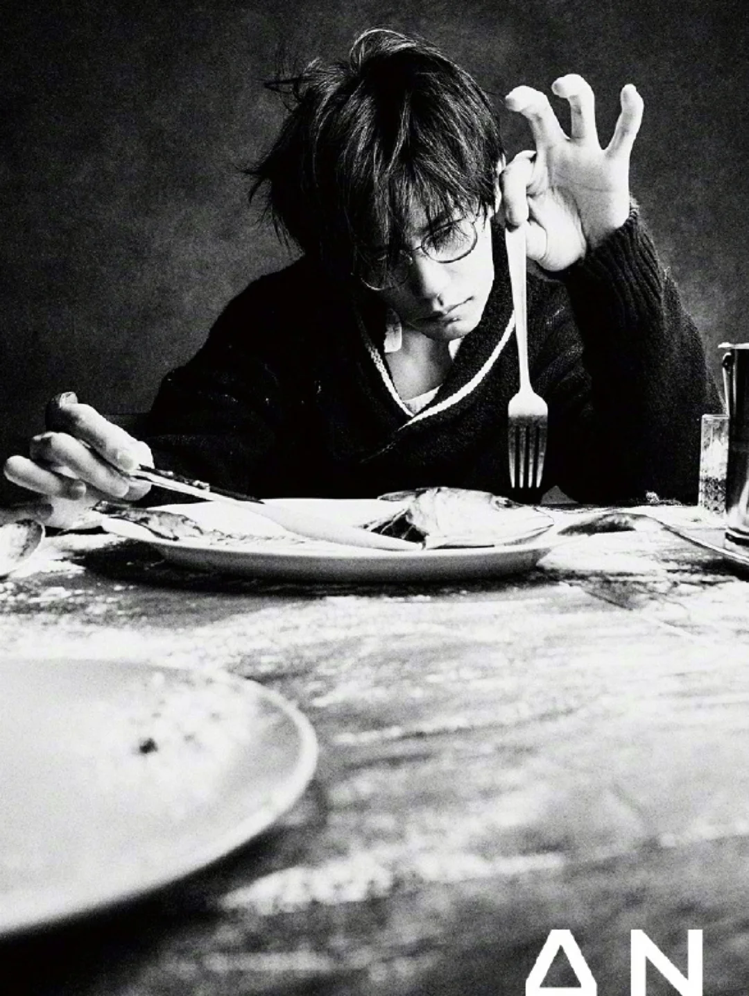 餐桌下还藏着一具诗…体