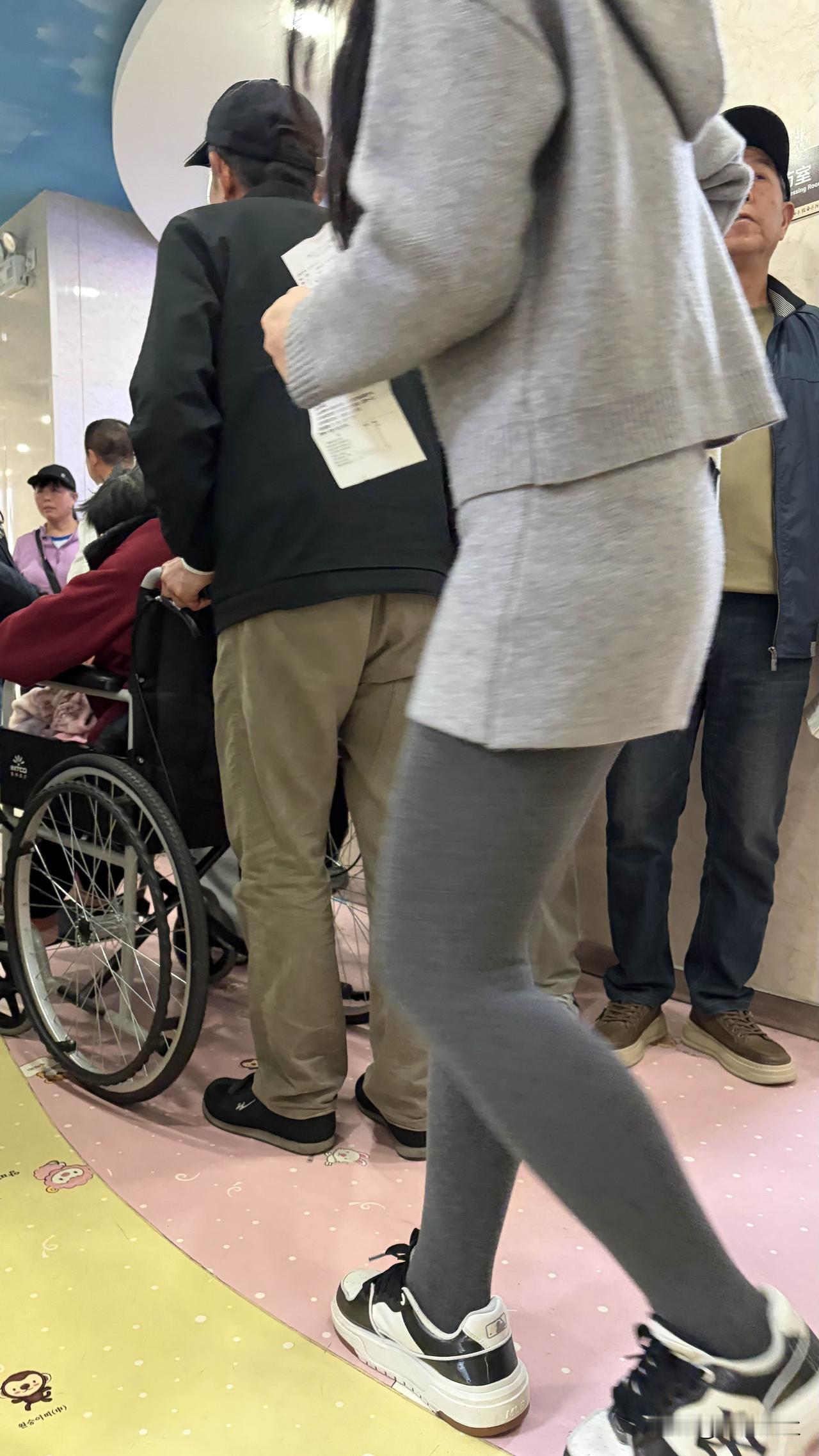 这几天跑医院，发现不论是社区医院的服务站还是三甲医院，都是人满为患。


有不舒