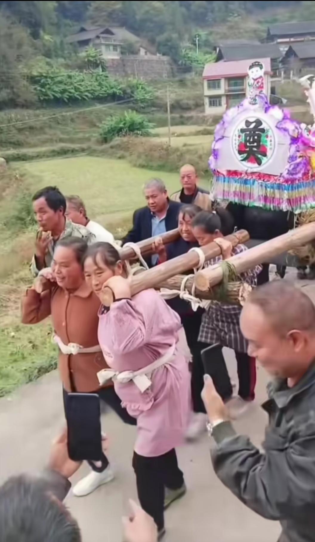 若不是网络的存在，还真难以知晓其他省份竟有女子抬棺的风俗。瞧那画面中的出殡现场，