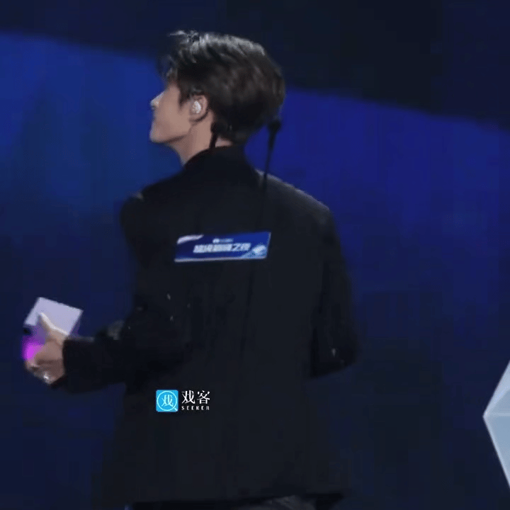 就这样萌萌的向家炭们炫耀奖杯中檀健次超级巅峰之夜人气