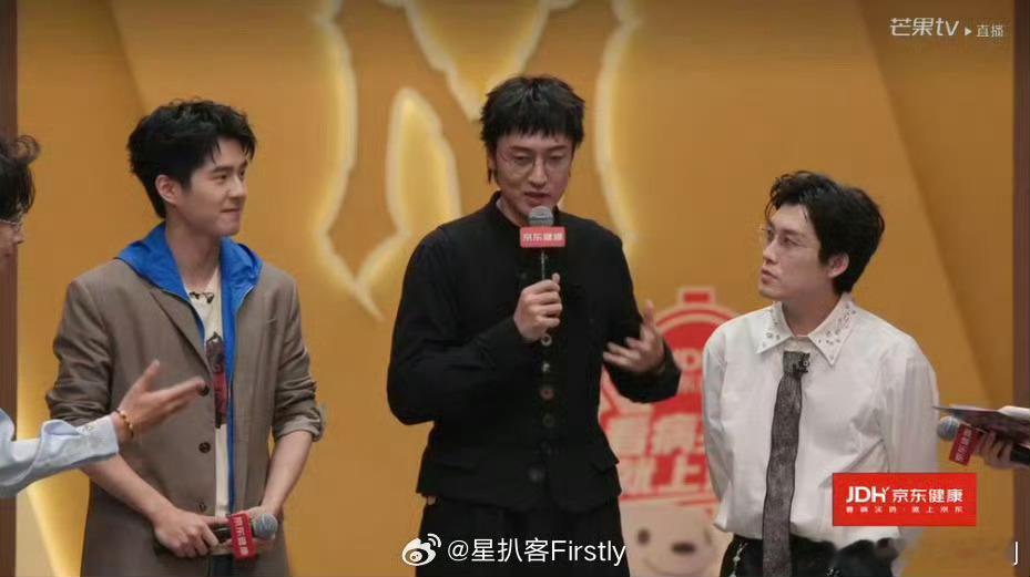 王传君左右各一个虎牙妹王传君这画面也太有喜感了！左右各“挂”一个虎牙妹，i人属性