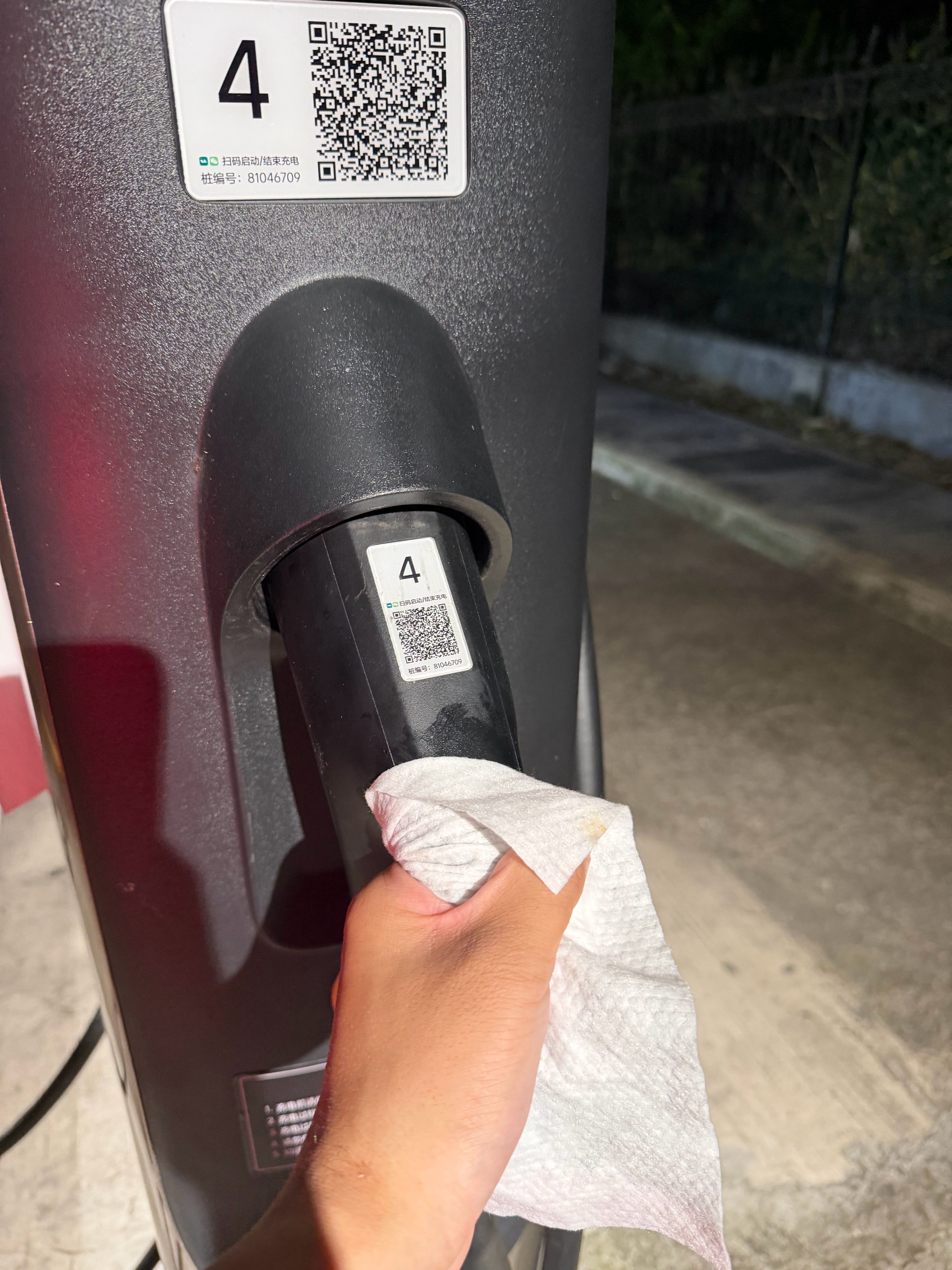 难得摸到这么粘的5C枪赶紧湿巾擦完手再把这把枪擦一擦充电的时候一个货拉拉大哥问我