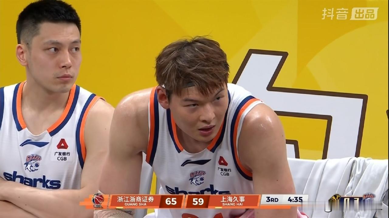 上海久事中锋王哲林真是一个软柿子！在今天上海久事客场以93：101输给浙江浙商证