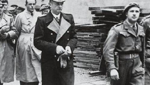 1945年4月30日深夜，几名武装党卫队军官来到刚刚接任德国元首的邓尼茨的办公大