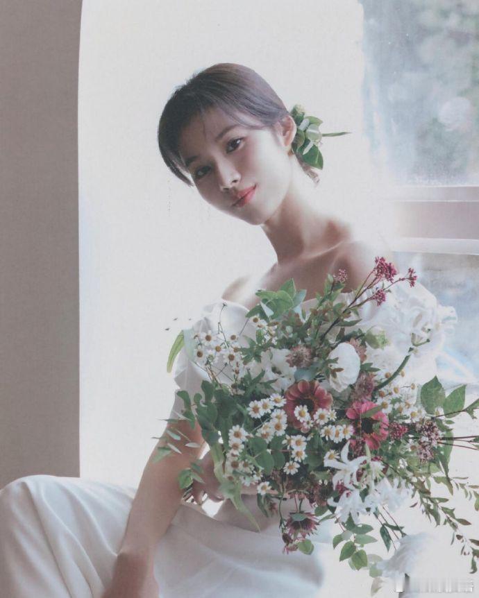 #凑崎纱夏# 鲜花白裙浪漫优雅，美丽满分！ ​​​