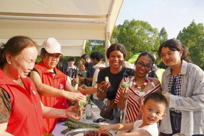 快乐芙蓉韵味无穷【长沙芙蓉解锁青年友好端午新场景】 16日晚，长沙2026“我们