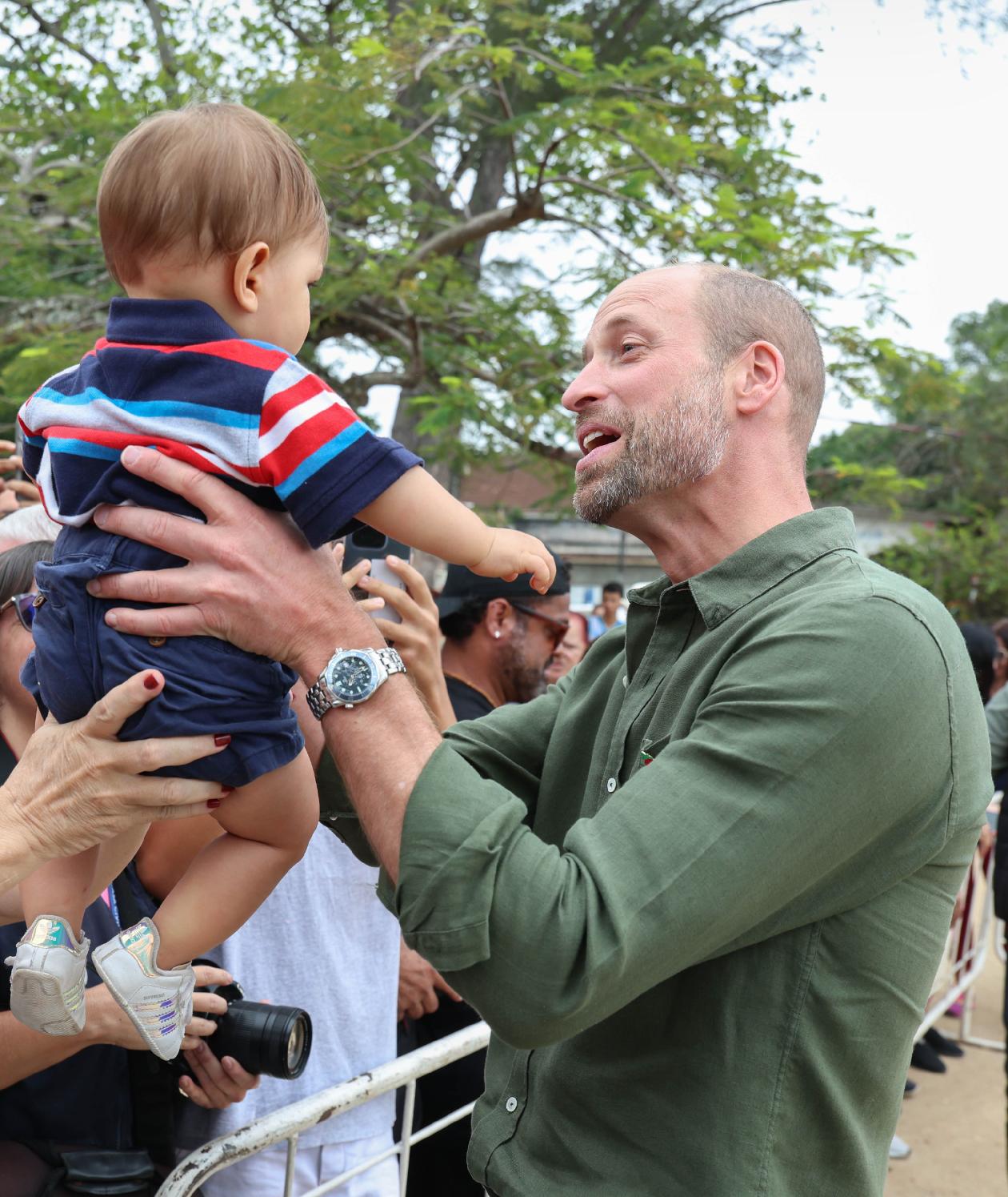 ​​​

到哪都是握手交谈自拍一条龙服务的威廉 

2025年11月3日，威廉王