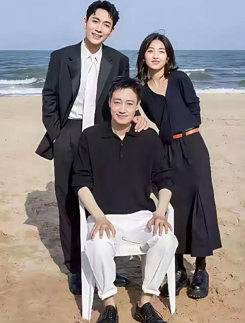 沙滩合照里一眼就被前排这位男士吸引！辛柏青身上那种书卷气太难得，不张扬却很有味道
