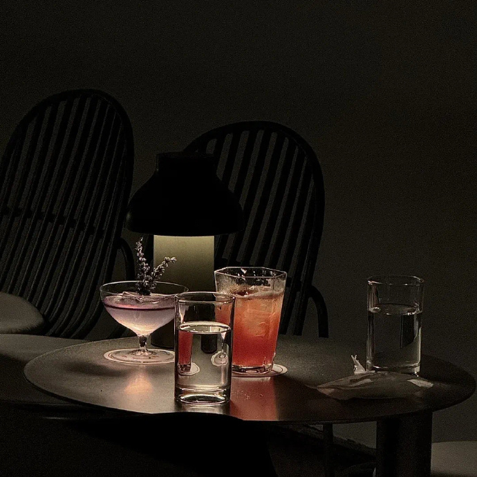 不要对任何人抱有任何道德洁癖的期望每个灵魂都半人半鬼，凑太近了，谁也没法看。 