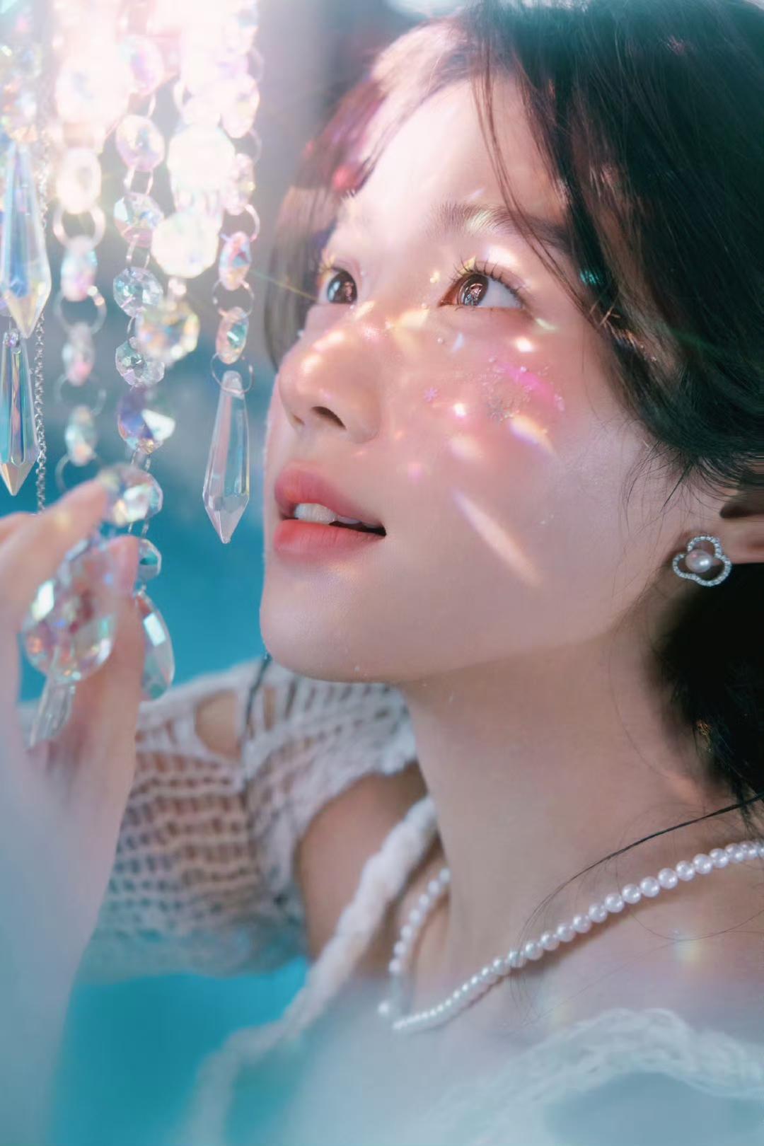 雪国列车驶来的精灵，卢昱晓解锁冬日极致浪漫
 
当白雪为世界披上素衣，卢昱晓的雪