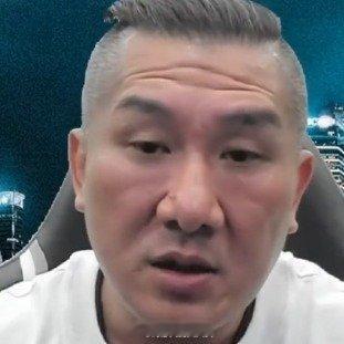 台湾网红馆长形象比喻两岸军力差距大陆和台岛不但军力是机枪对菜刀，经济也是机枪对菜