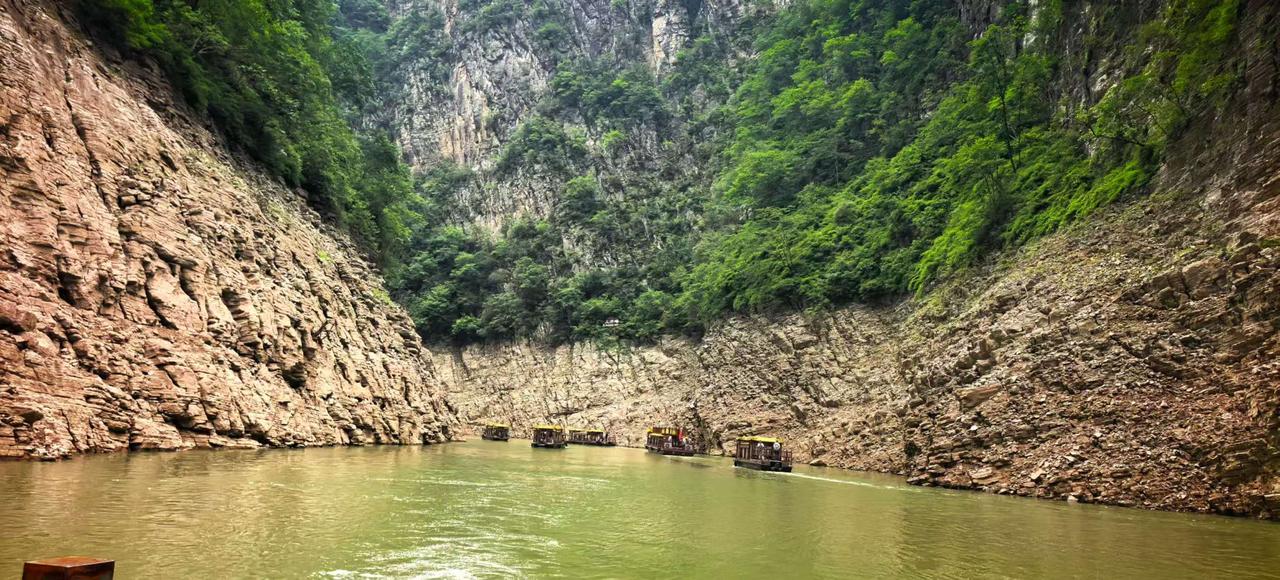 上联：绵绵青山青绵绵
俺对下联：潺潺碧水碧潺潺