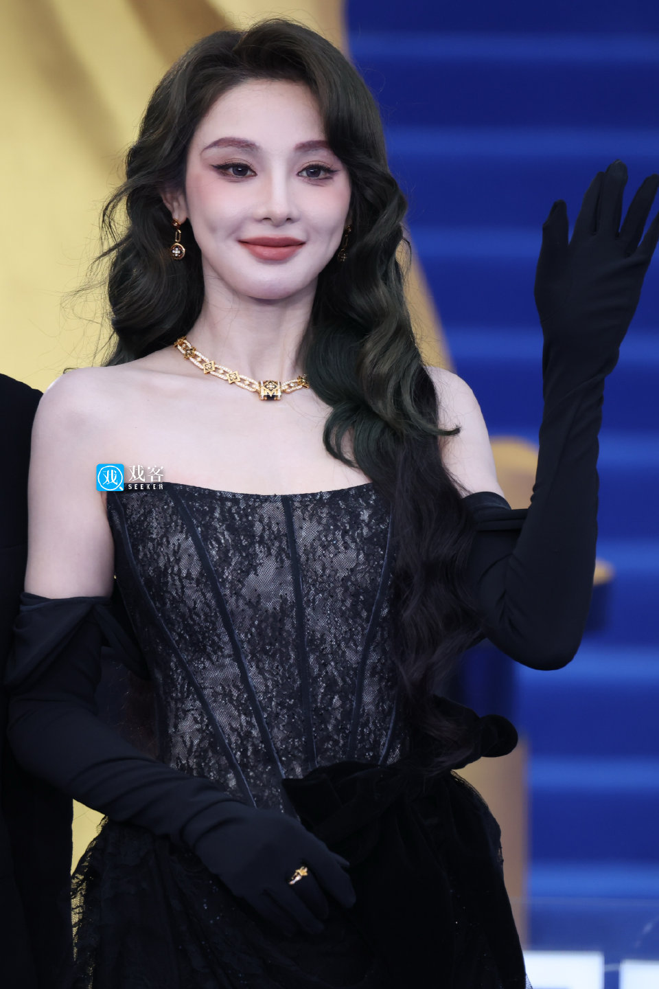 彭小苒暗夜蕾丝裙星光落满红毯，彭小苒一袭黑色蕾丝抹胸裙，自带贵气与温柔。每一处细