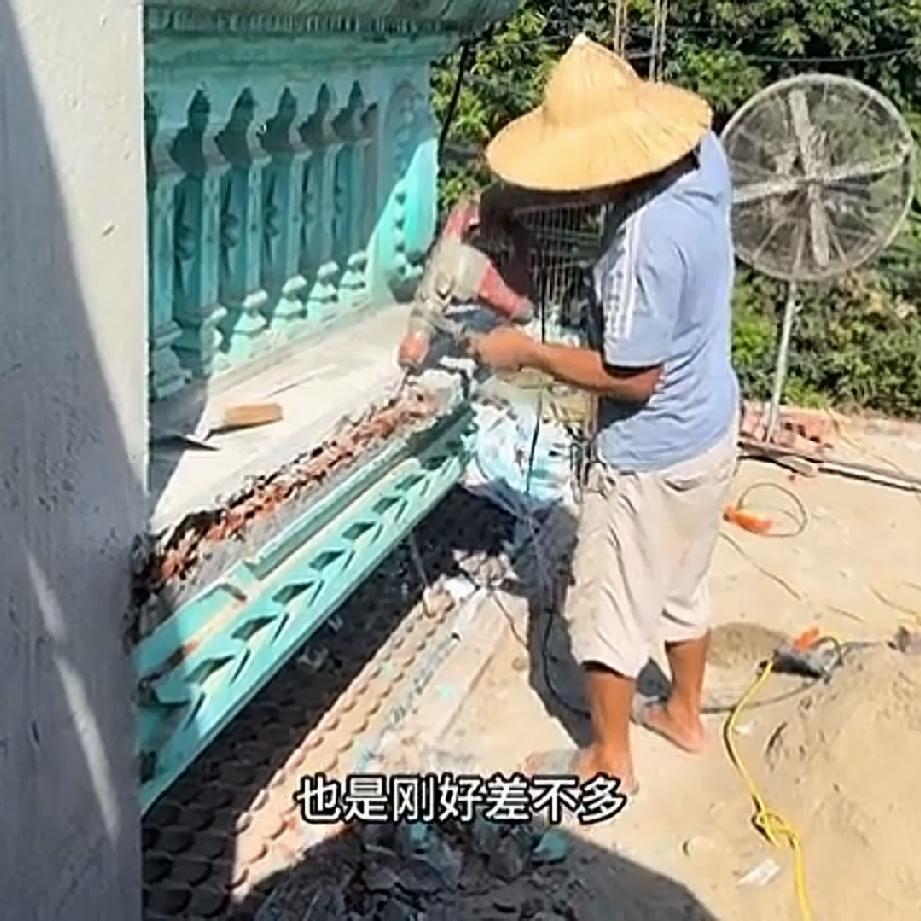 小松在越南省成安沛建民宿，由于邻居家的房子平台多出一部分，小松很纠结是把直接它拆