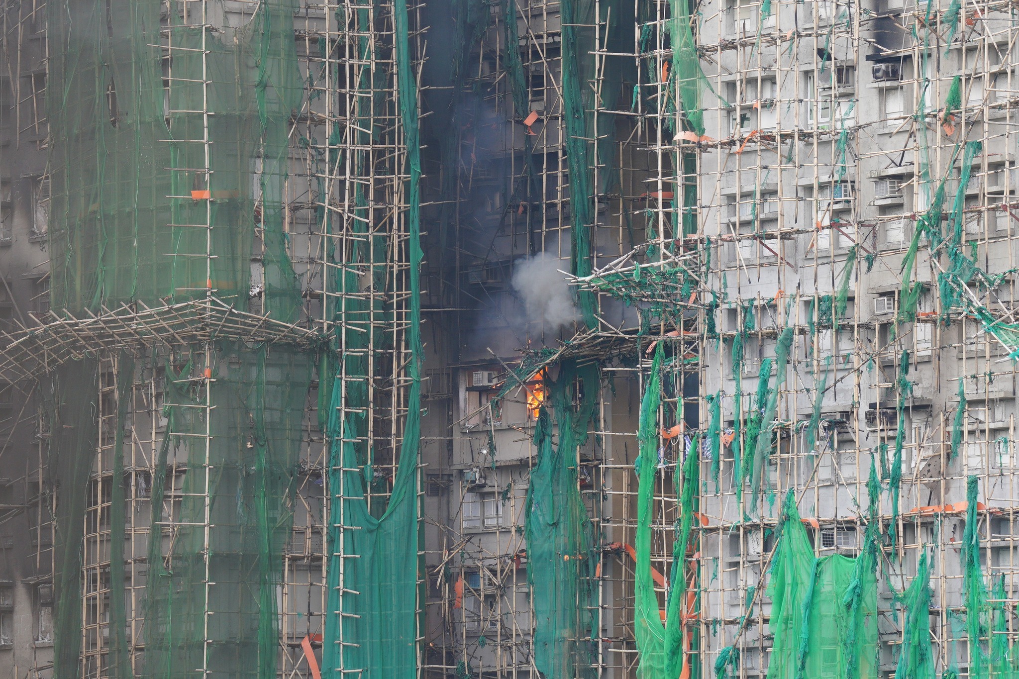 香港大浦发生火灾香港火灾已致44人遇难 竹棚業界：不排除因貪便宜未用阻燃網 大埔