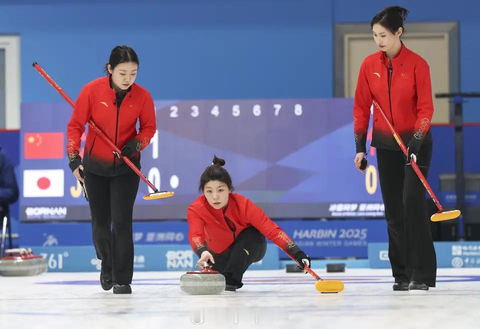 【亚冬会女子冰壶半决赛中国5-2日本 将与韩国争冠】 中国女子冰壶晋级决赛   