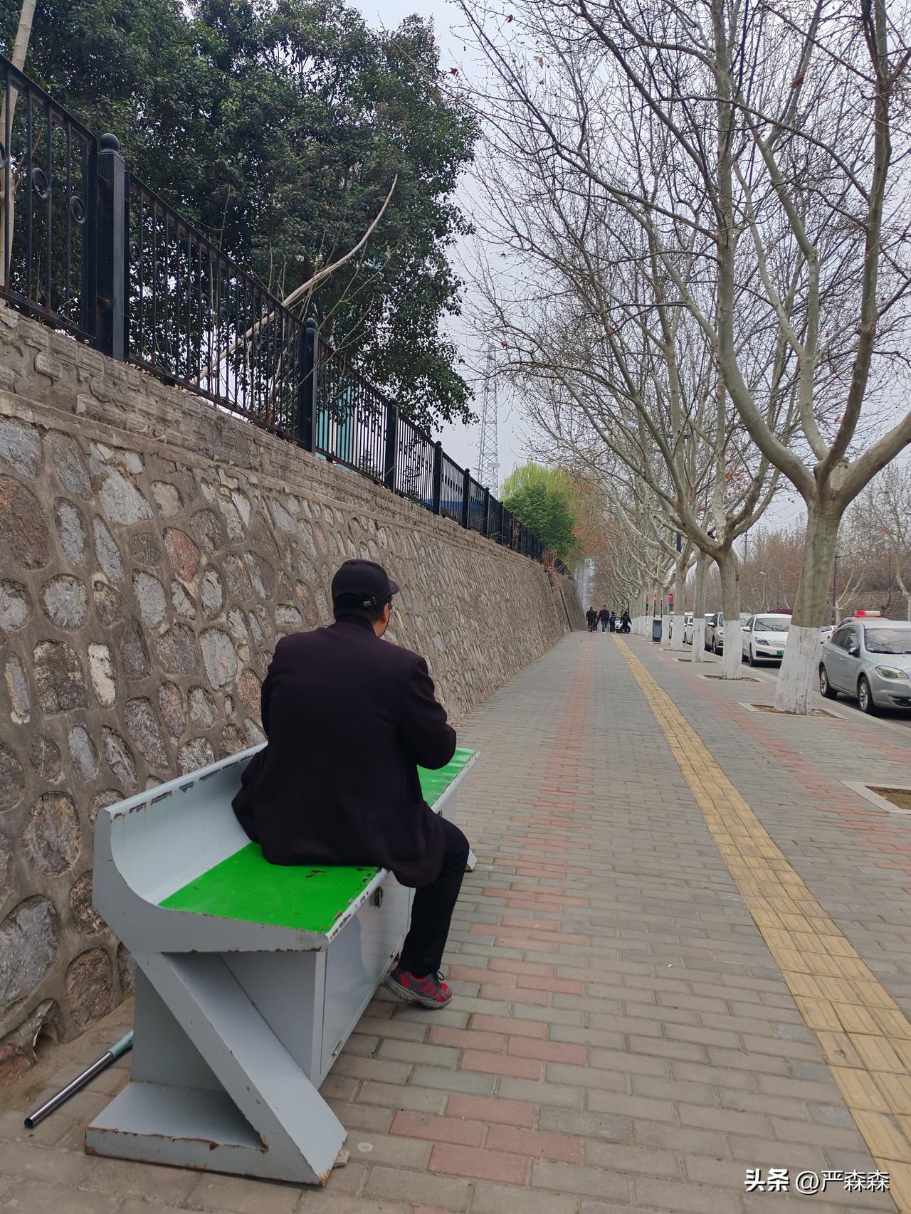 老年人是非常清醒的
这是73岁的吴老伯，退休前在水利局上班，刚刚经历了一段无疾而